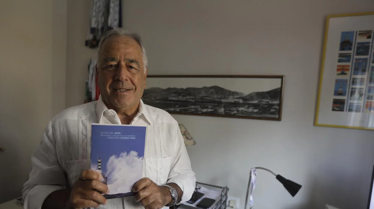 Gregorio Gómez Pina posa con su nuevo libro en su despacho.
