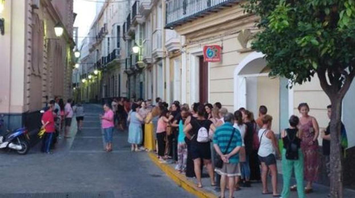 Colas de espera frente a una de las sedes de Asuntos Sociales de Cádiz.