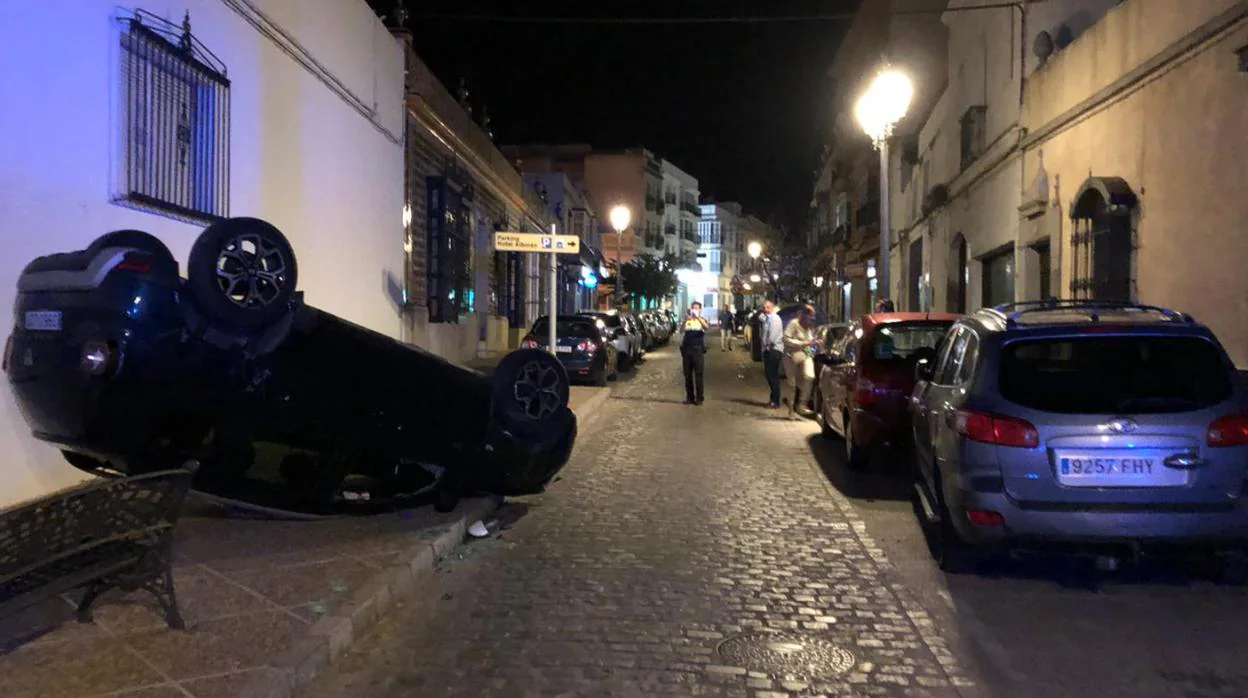 Imagen del vehículo accidentado en la calle Virgen del Carmen