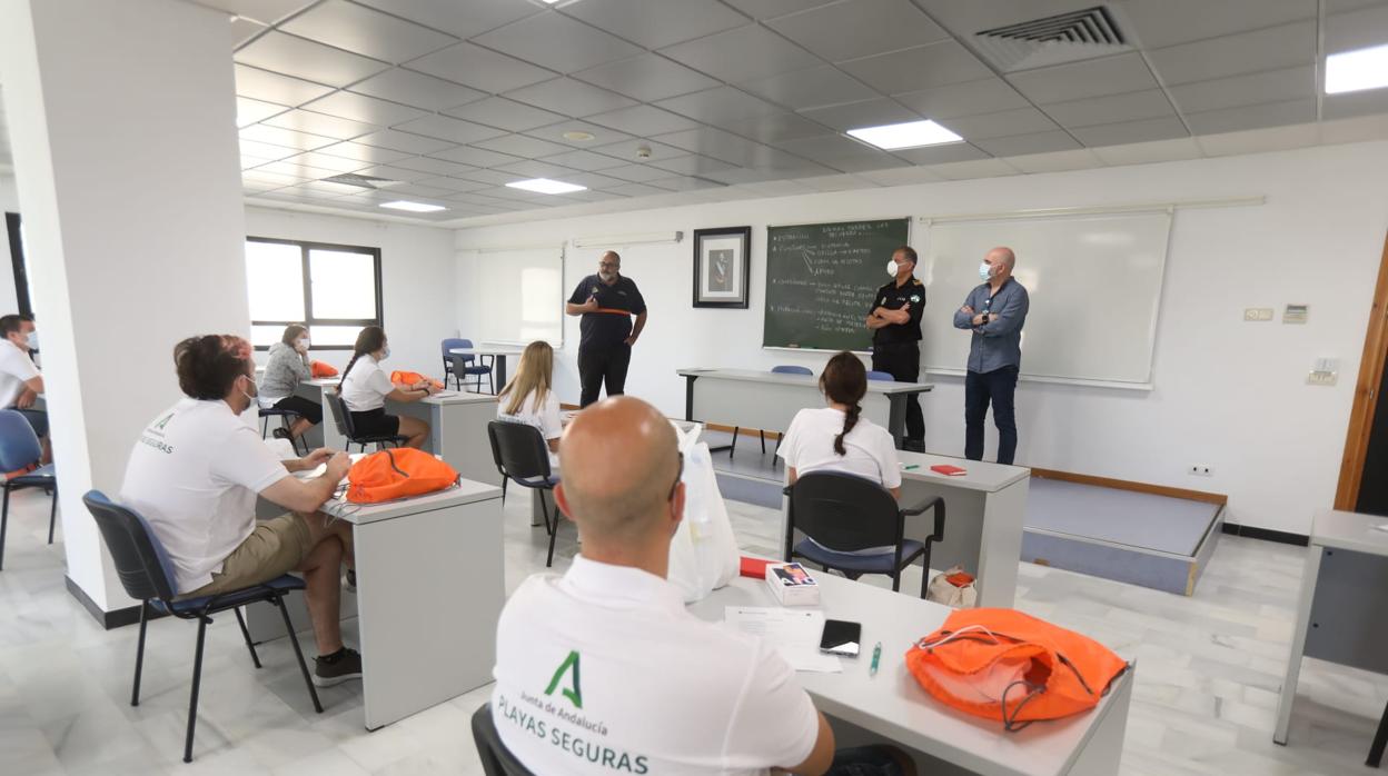 Los nuevos auxiliares, durante el curso recibido en la Jefatura de la Policía Local antes de arrancar.