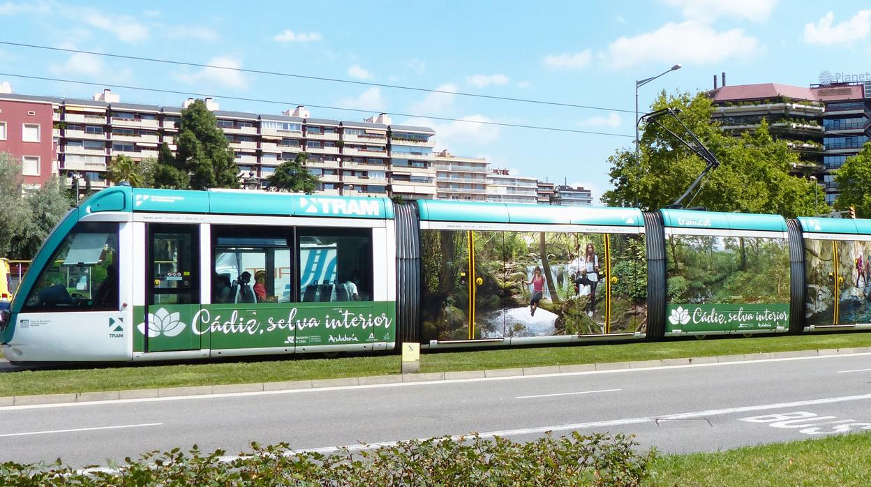 El tranvía de Barcelona, luce ahora la campaña turística de Cádiz