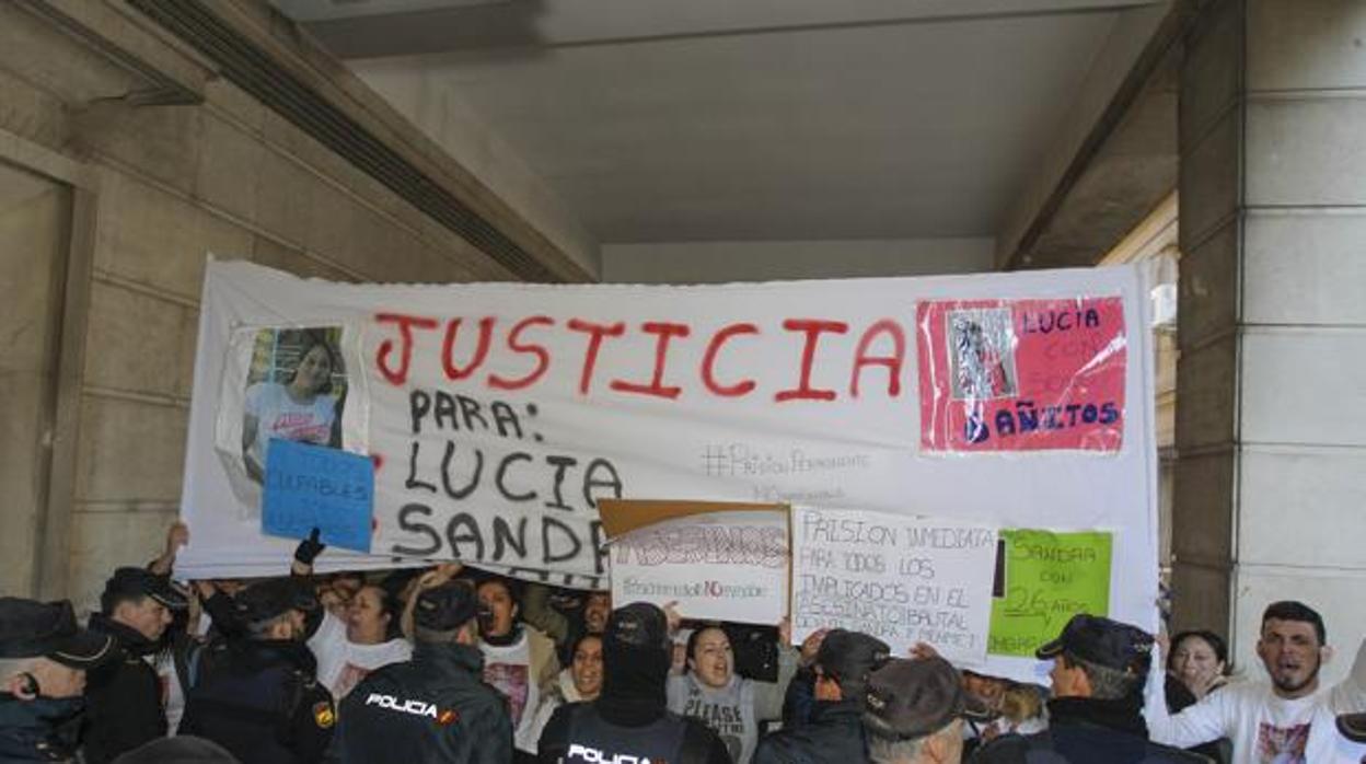 Protestas contra los acusados del triple crimen en la puerta de los juzgados cuando estaban citados a declarar