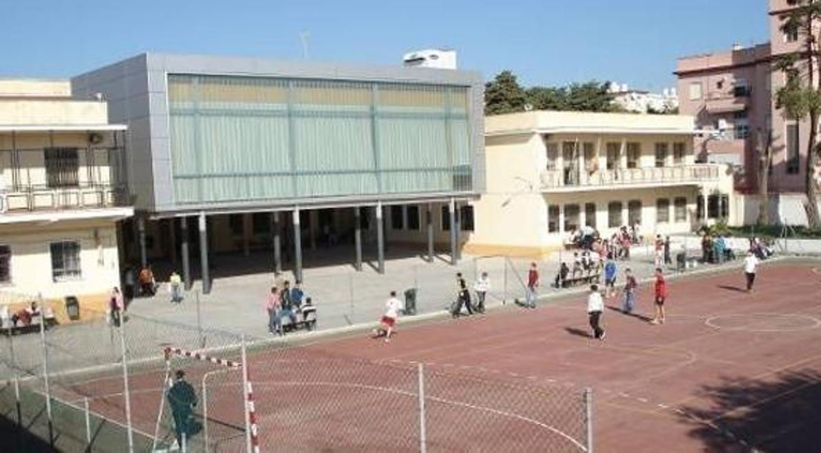 Concentración contra el cierre del colegio La Institución en Cádiz