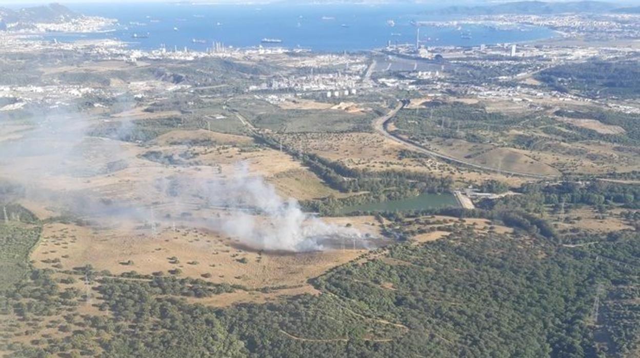 Los Bomberos logran sofocar el incendio de pastos declarado en San Roque