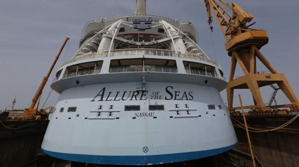 El crucero 'Allure' en el dique cuatro de la factoría gaditana