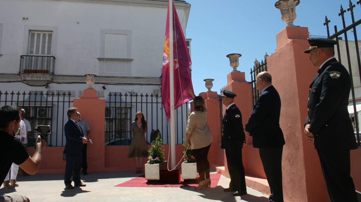 La alcaldesa Elena Amaya iza la bandera de Puerto Real.