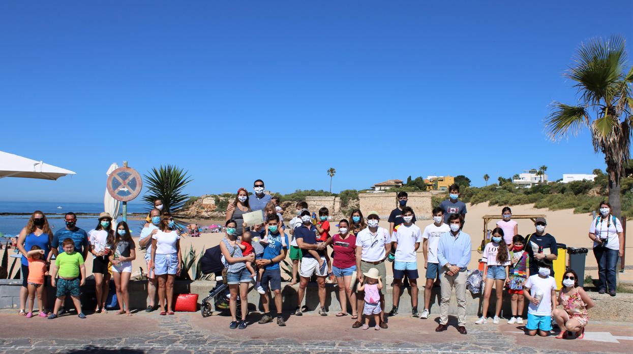 Familias del colegio &#039;El Centro Inglés&#039; colaboran en la limpieza de la playa de La Muralla