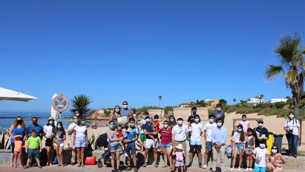 Familias del colegio 'El Centro Inglés' colaboran en la limpieza de la playa de La Muralla