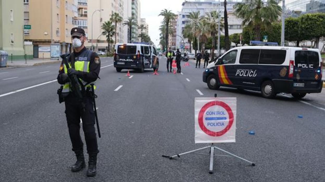 Efectivos de la Policía Nacional de Cádiz en un control de accesos a la ciudad.