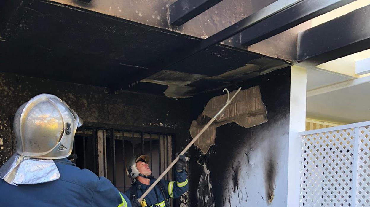 Los bomberos intervienen en el incendio originado en la terraza de una vivienda en Chiclana