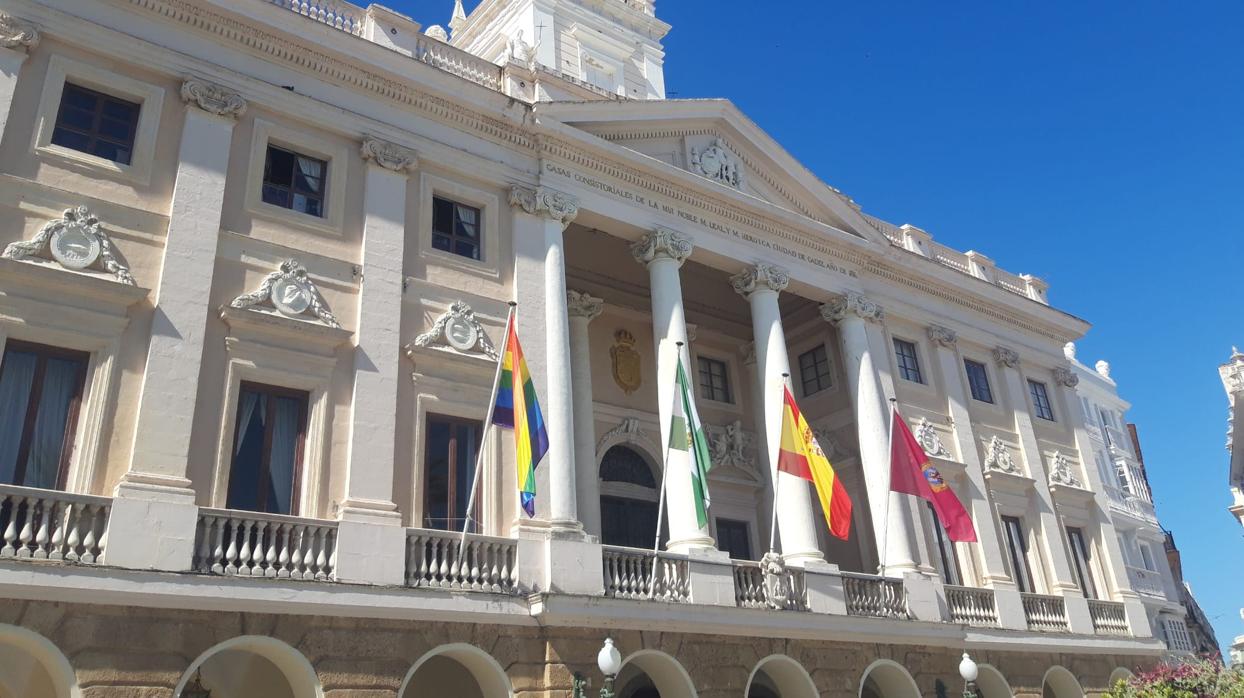 La bandera arcoiris, en el Ayuntamiento de Cádiz