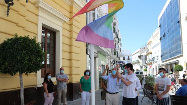 Chiclana iza la bandera del orgullo gay fuera del Ayuntamiento