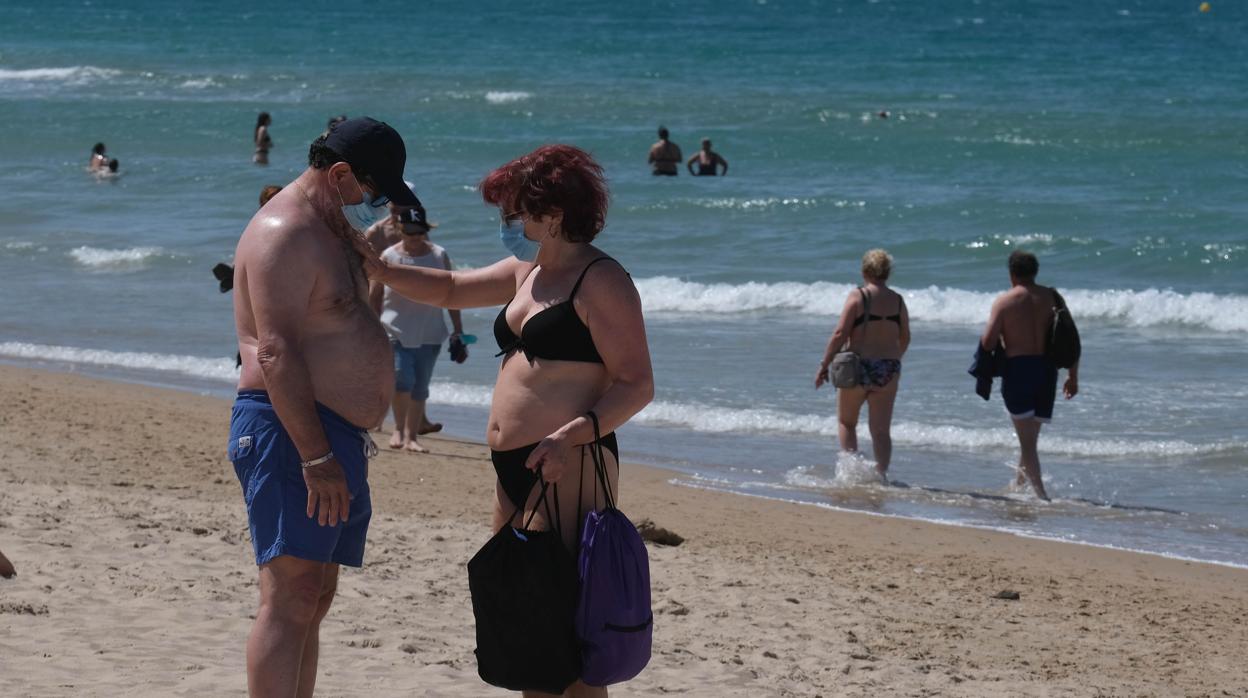 El uso de mascarilla es obligatorio, incluso en la playa, cuando no se pueda mantener la distancia social