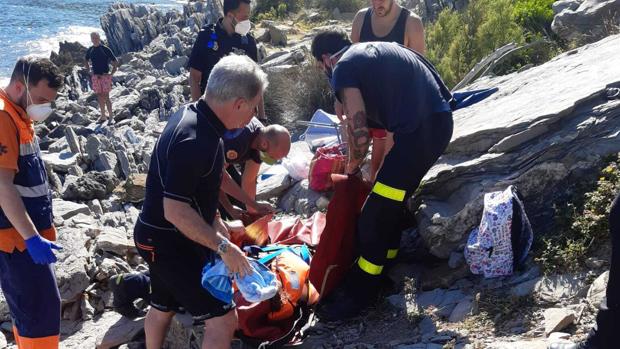 Rescatan a una mujer tras caer por el acantilado de Calarena, en Algeciras