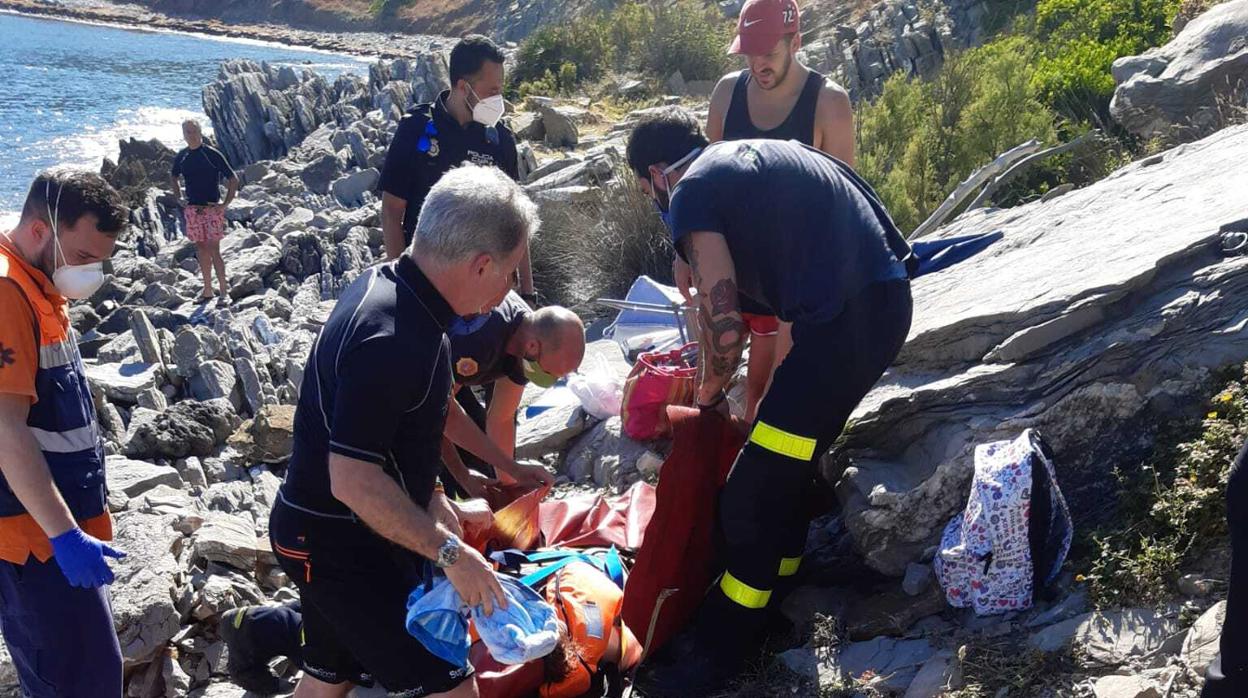 Imagen del rescate de la mujer accidentada en Calarena