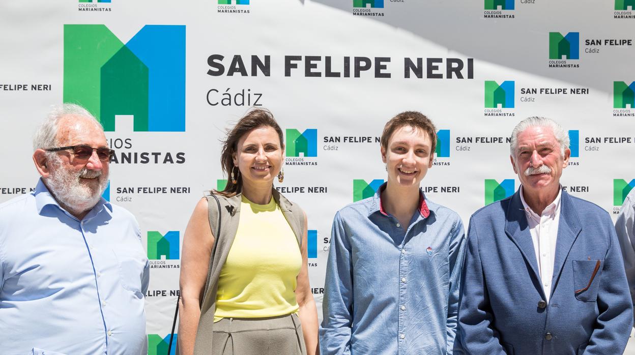 Alfonso Alvero Roldán recibe el Premio al mejor estudiante de Segundo de Bachillerato.