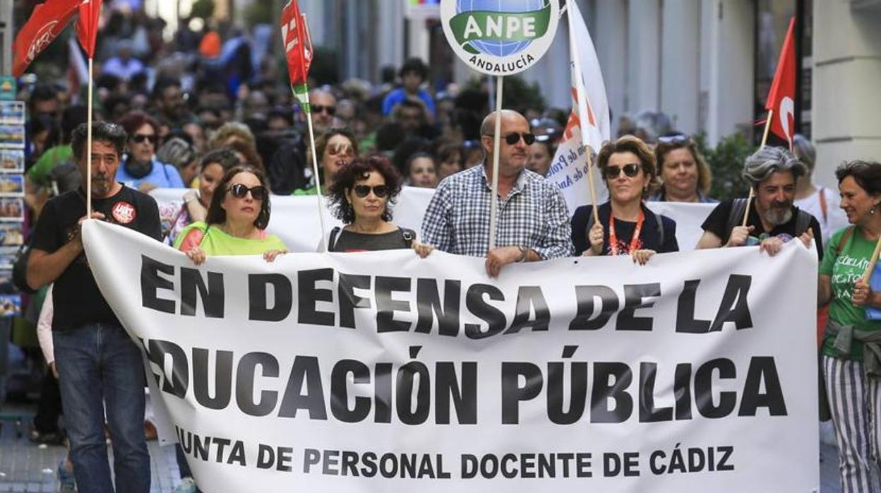 Denuncian falta de plazas de Bachillerato en los IES Rafael Alberti y San Severiano de Cádiz