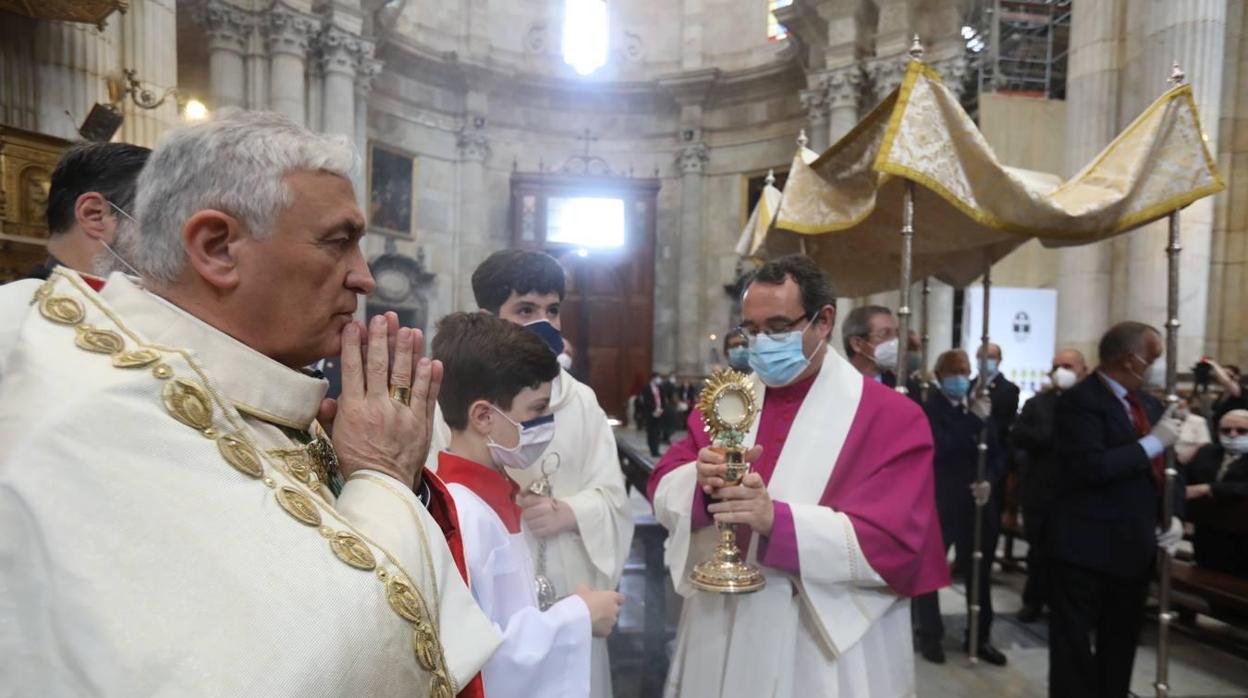 El obispo de Cádiz, en la celebración del último Corpus Christi.