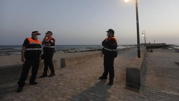 El miedo a los rebrotes por coronavirus marca la noche de San Juan en Cádiz