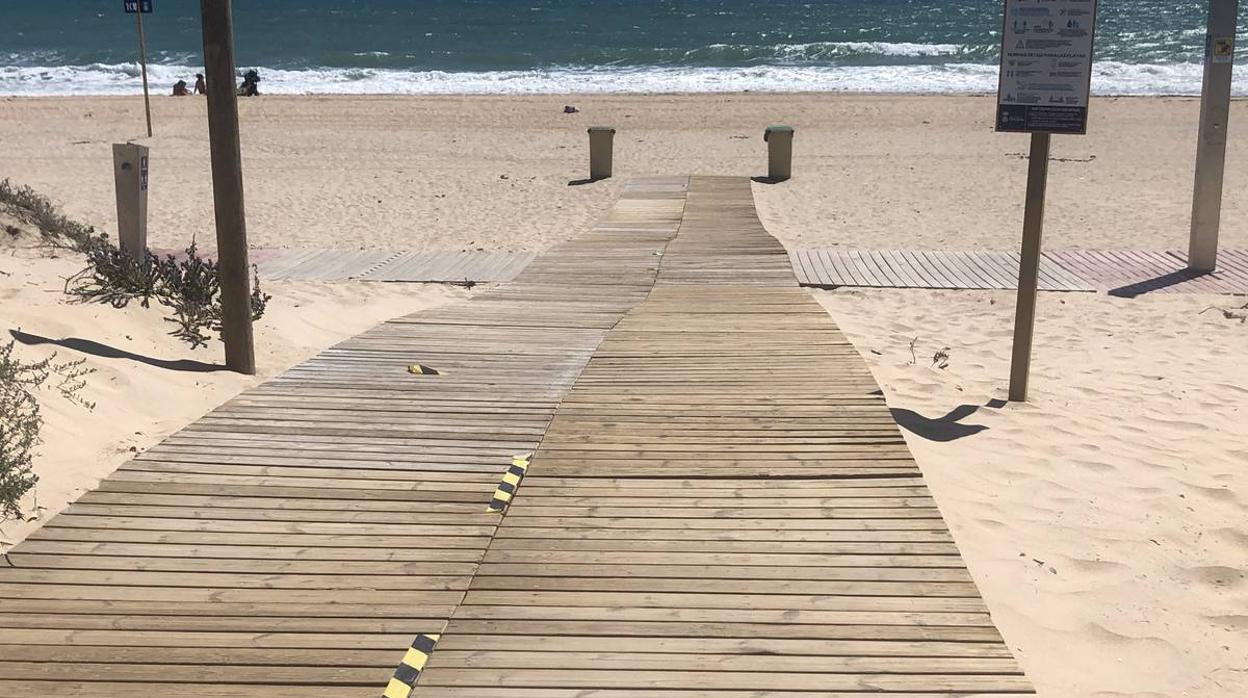 Uno de los accesos a la playa de la Barrosa