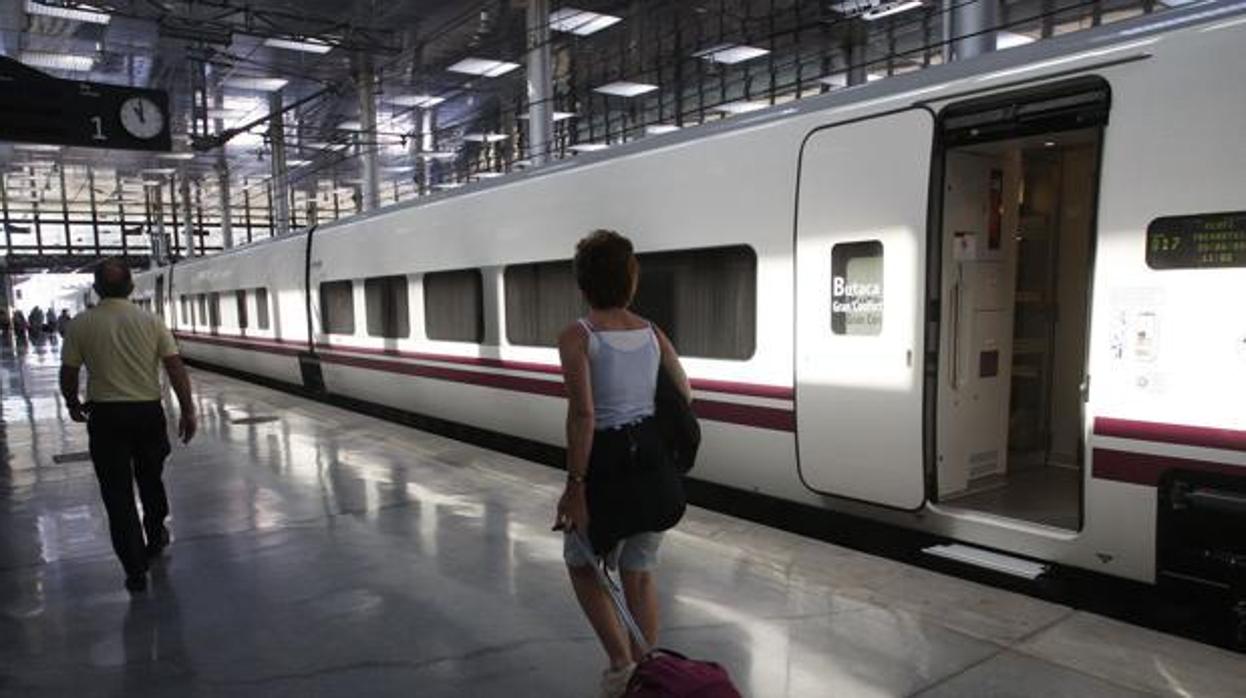 Pasajeros del Alvia Madrid-Cádiz en la estación gaditana.