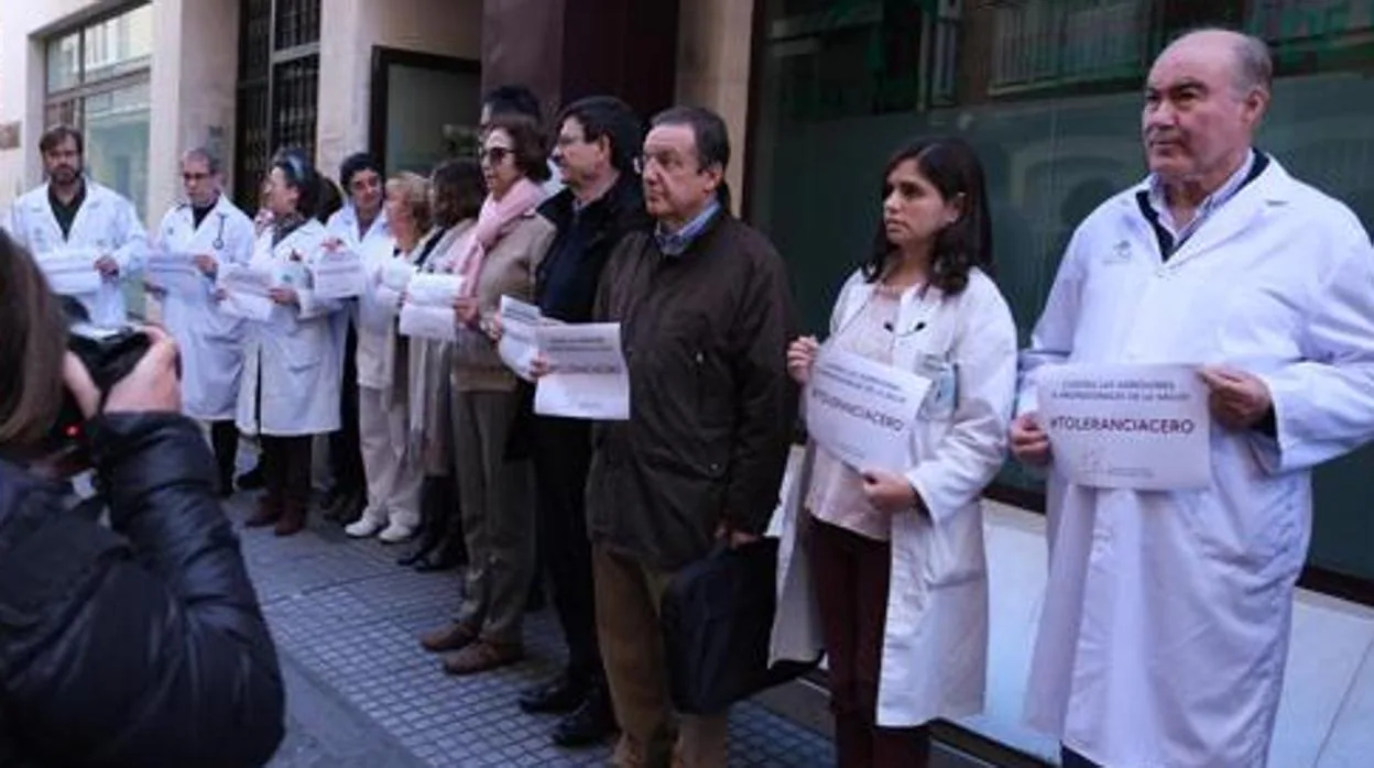 Imagen de una de las últimas concentraciones en Cádiz en contra de las agresiones a profesionales sanitarios