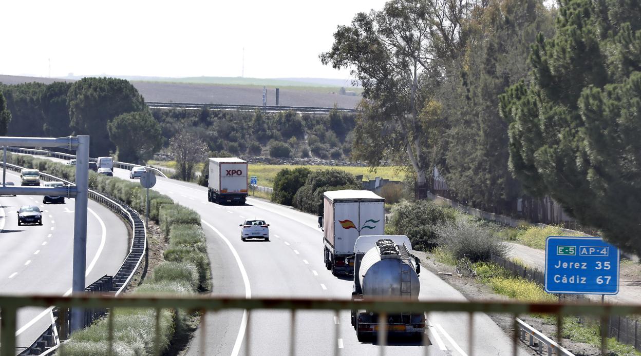 Circulación en la AP-4 a la altura de Las Cabezas de San Juan el pasado mes de marzo antes de decretarse el estado de alarma