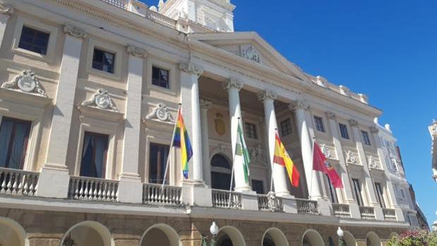 Kichi retira este lunes la bandera Lgtbi en cumplimiento con la resolución judicial