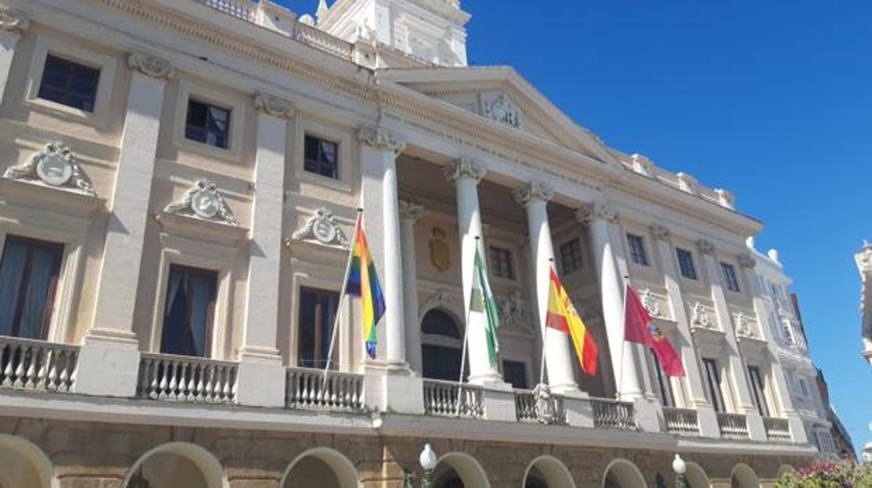 El equipo de Gobierno colocó la bandera hace unos días en la fachada del Ayuntamiento.