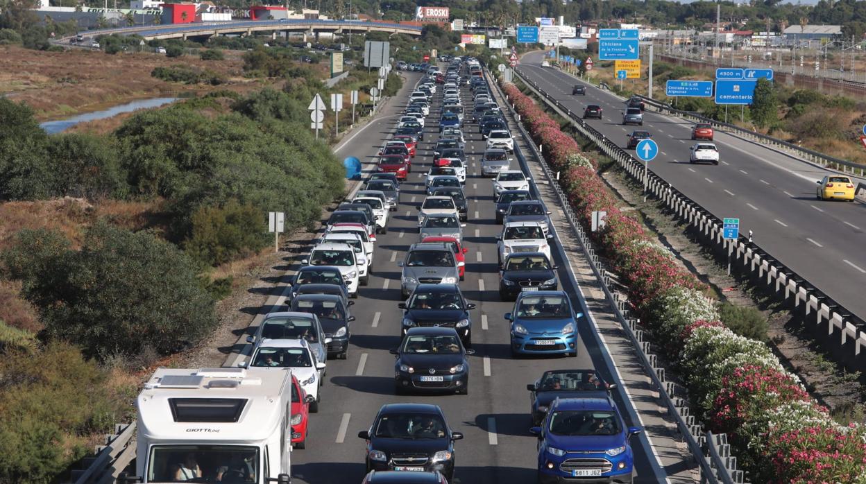 Regresan al nudo de Tres Caminos los habituales atascos veraniegos