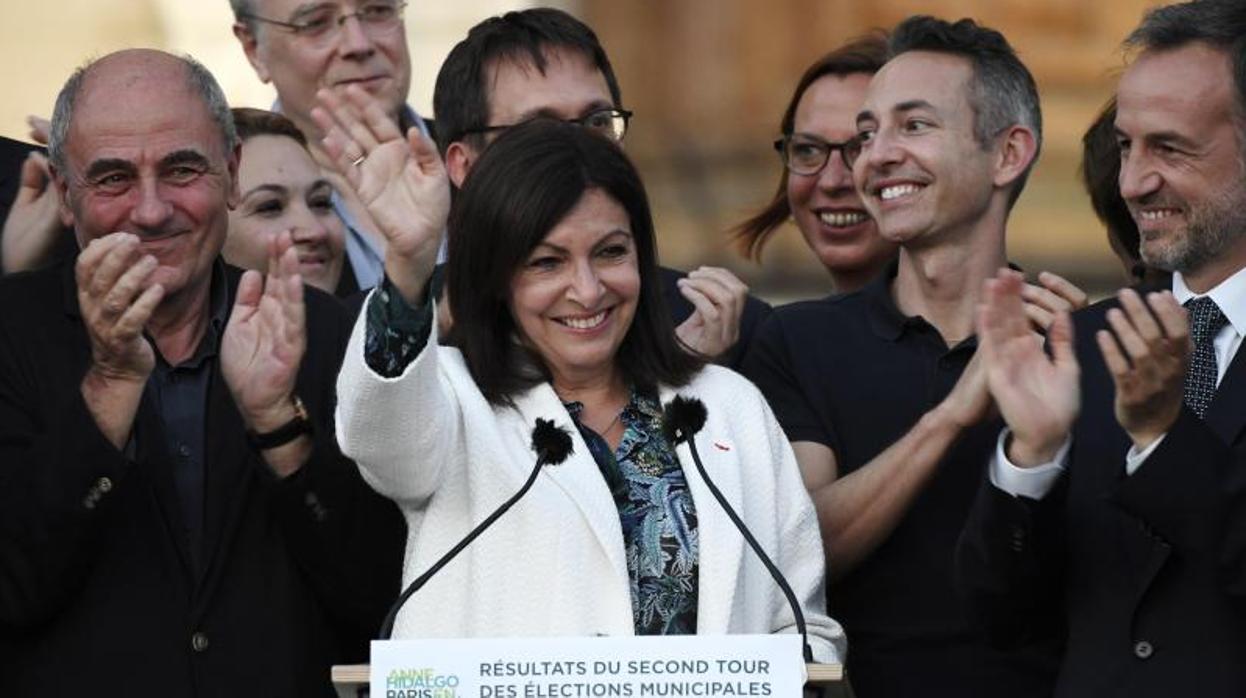 La isleña Anne Hidalgo saluda al pueblo de París tras ganar ayer las elecciones.