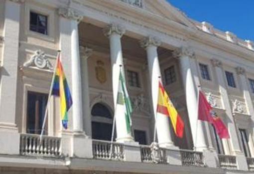 El equipo de Gobierno colocó la bandera hace unos días en la fachada del Ayuntamiento.