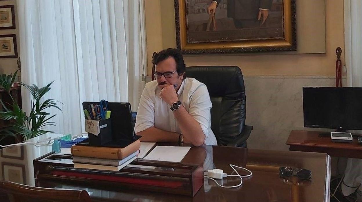 El alcalde de Cádiz en una reunión telemática en el despacho del Ayuntamiento