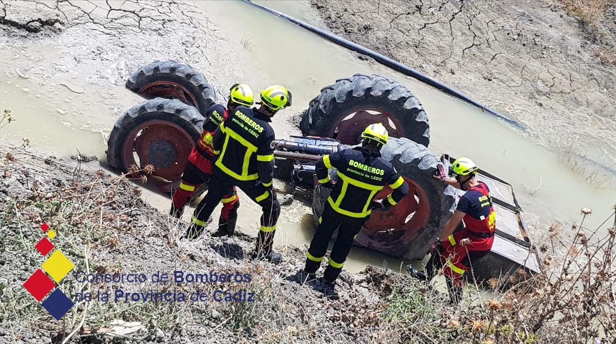El accidente se produjo en la A-471, dentro del término municipal de Sanlúcar