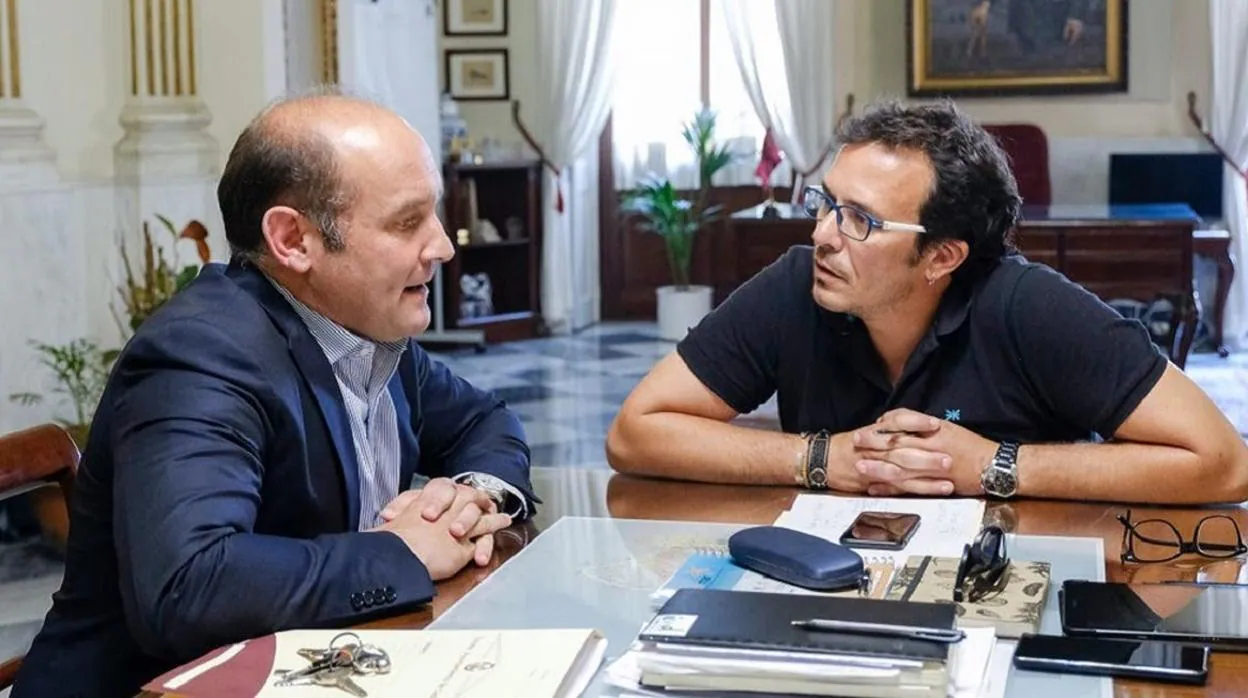 Juancho Ortiz, portavoz del PP en el Ayuntamiento de Cádiz, con el alcalde de la capital