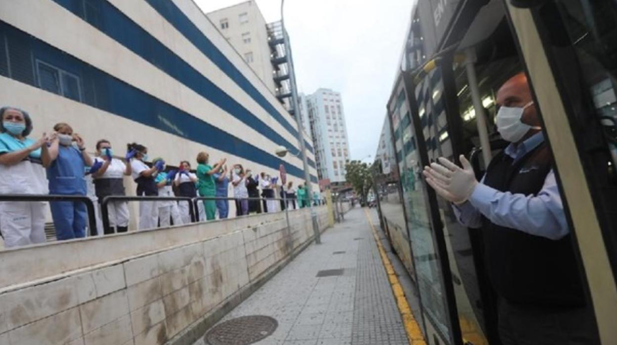 Aplausos a los sanitarios del Hospital Puerta del Mar