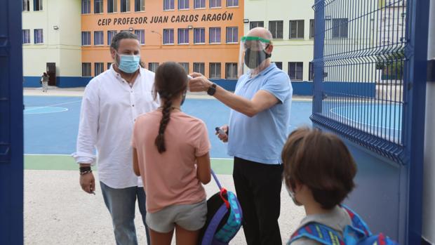 Parte del alumnado vuelve al cole en Cádiz