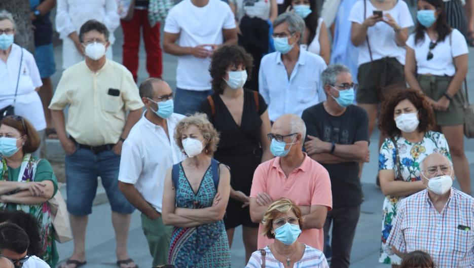 Cientos de personas rinden homenaje en Cádiz a las víctimas del coronavirus