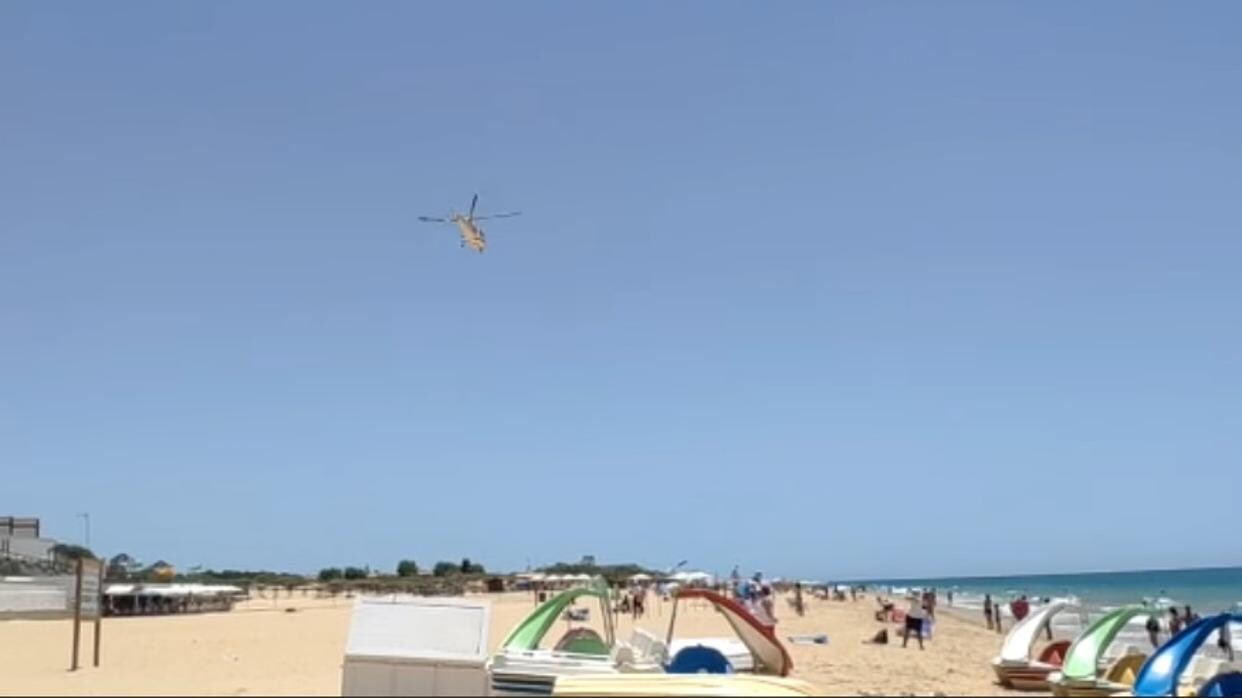 El helicóptero del 061 acudió a la playa de Regla a asistir al hombre de 78 años.