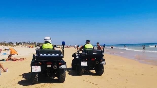 Denunciada una persona en la playa del Palmar por negarse a llevar la mascarilla e increpar a la Policía