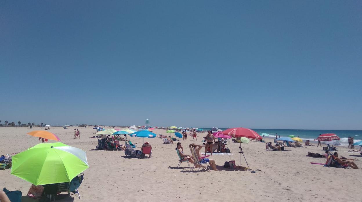 La playa no ha completado el aforo pero el aparcamiento si