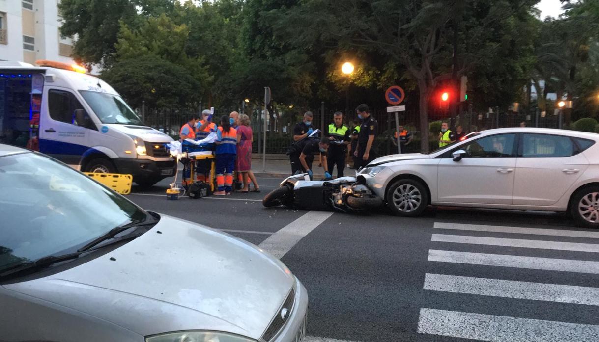 La Policía Local y los servicios de emergencia asisten en el lugar dle accidente.