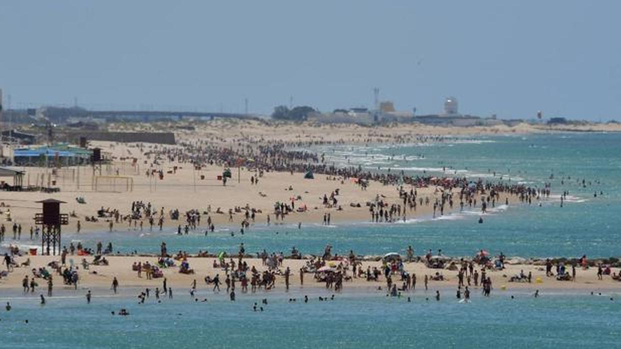 Las playas gaditanas son una opción para combatir el calor.