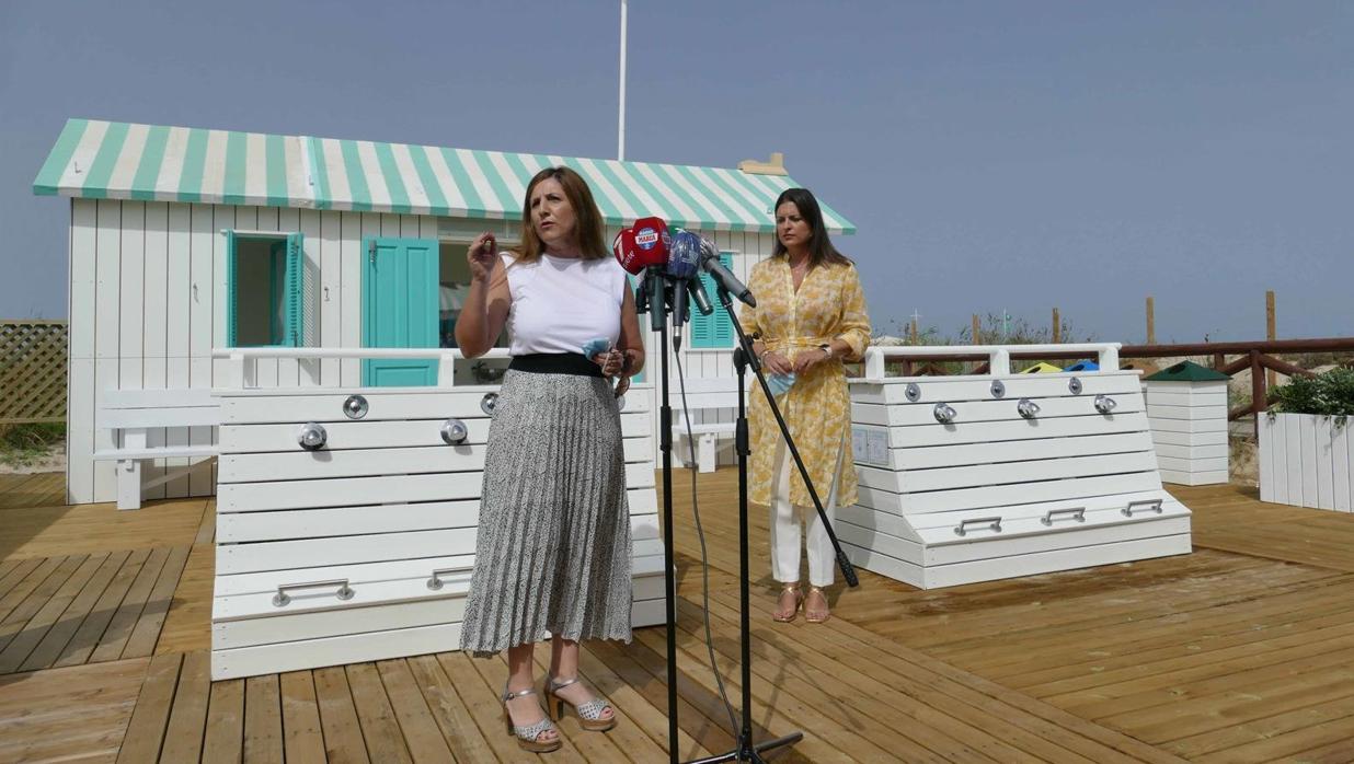 Irene García y Patricia Cavada en la playa de Camposoto