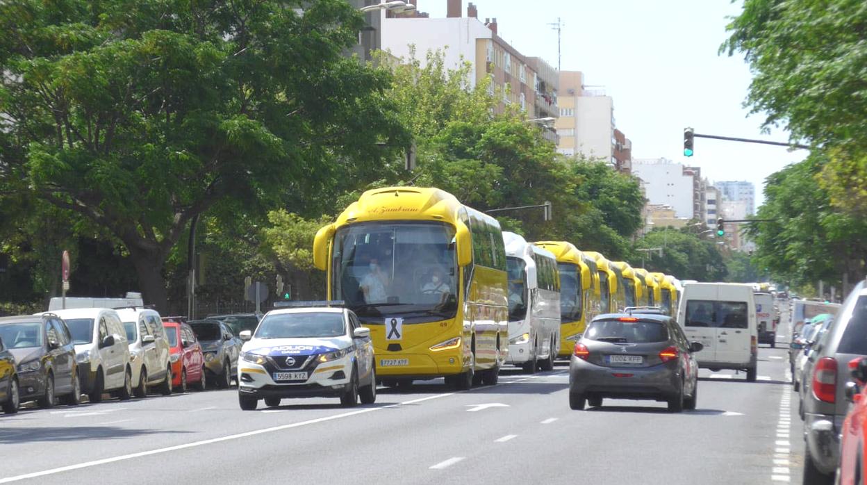 Caravana de autobuses durante una concentración en Cádiz.