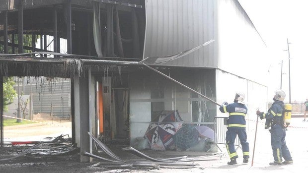 El fuego devora la pérgola de Santa Bárbara de Cádiz donde dormían los 'sin techo'