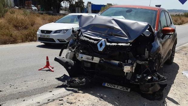 Chocan en la carretera de Arcos un turismo y un camión