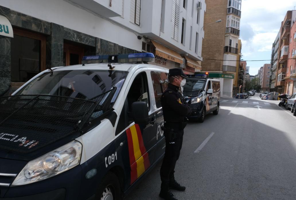 Un policía nacional, durante un control durante el confinamiento en Cádiz.