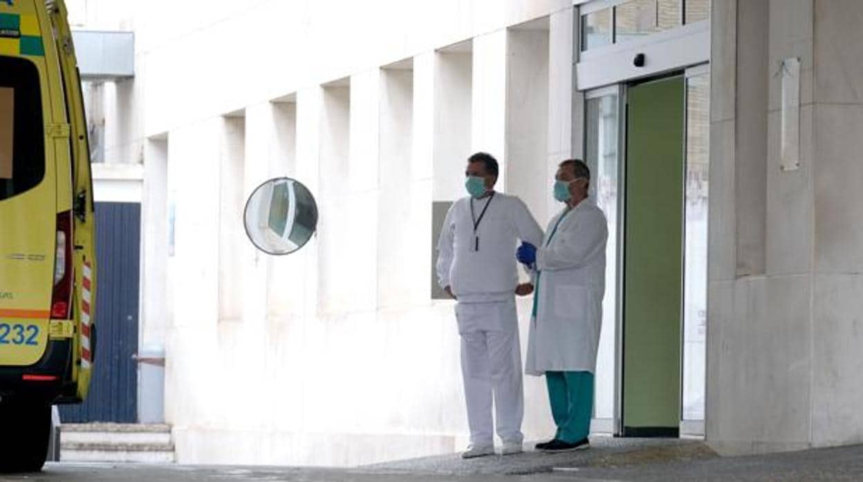 Dos sanitarios, en las puertas de Urgencias del hospital Puerta del Mar de Cádiz.