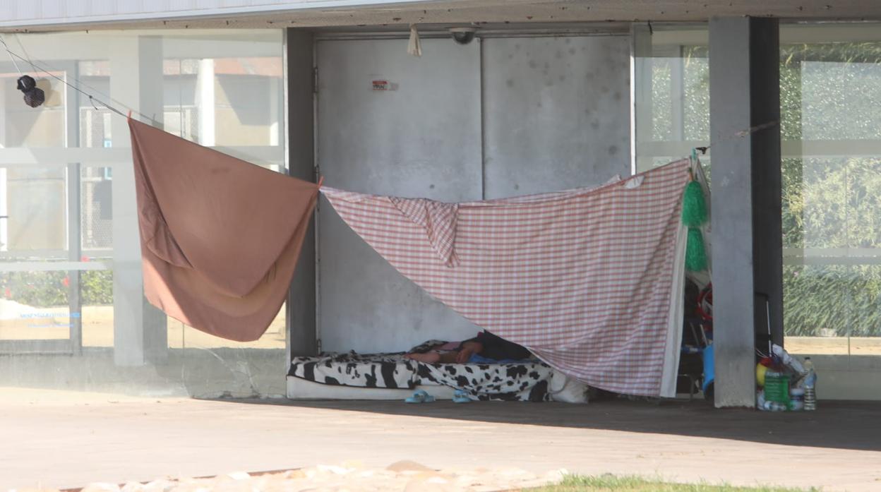 Las personas sin hogar siguen en los bajos de la pérgola de Santa Bárbara.